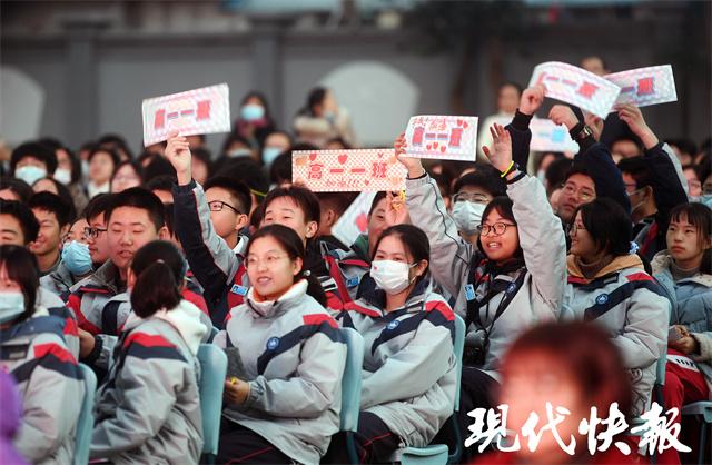 解析新澳门正版挂牌灯牌，展望未来的探索之旅（精选解析与落实策略）,2025新澳门正版免费挂牌灯牌:精选解释解析落实